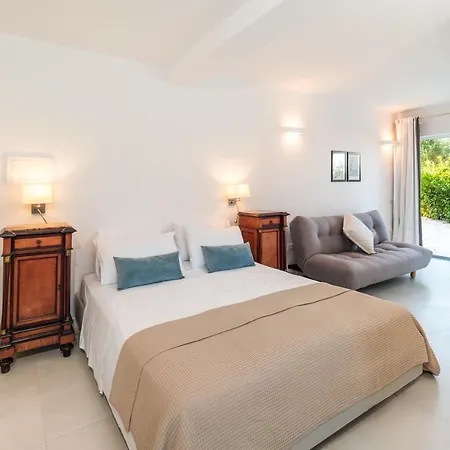 Mongonissi House *